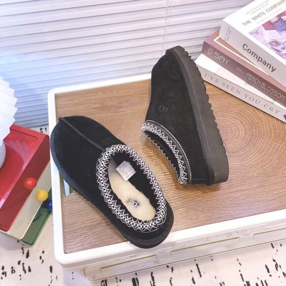 UGG Disco Platform: Elevate Your Style, Not Your Discomfort - Picture 6 of 8